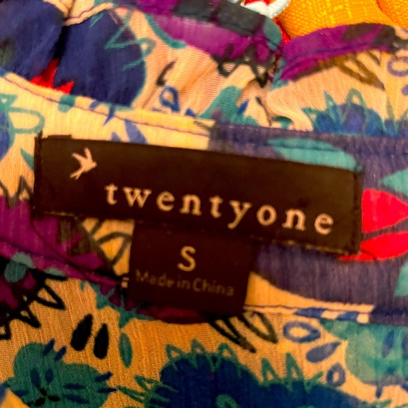 Flower TwentyOne Top - Picture 3 of 3